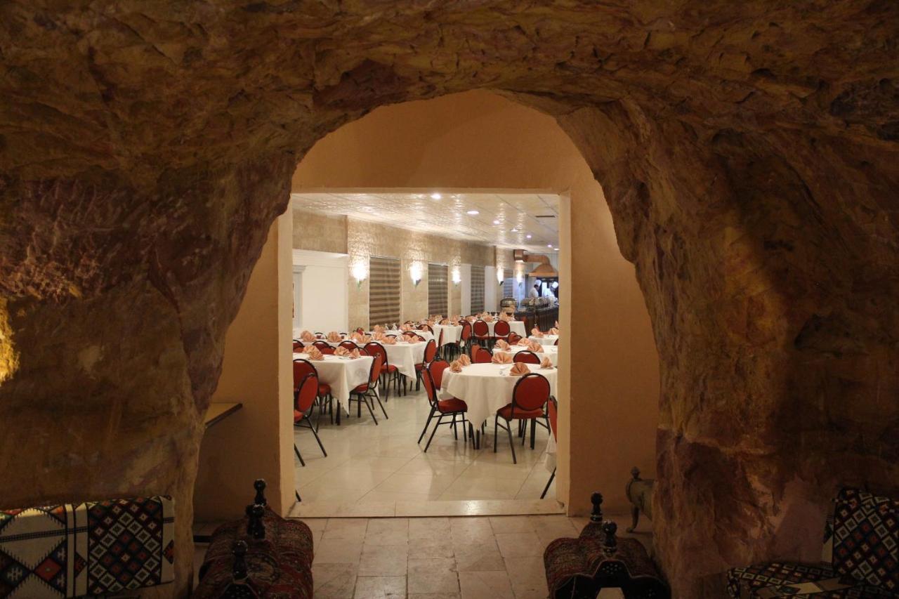 Edom Hotel Wadi Musa Exteriör bild